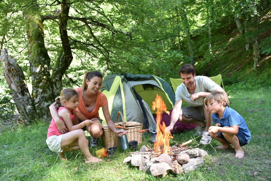 famille au camping petit prix Ariège